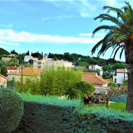 2 Pieces Avec Terrasse, Proche Et Centre-ville A Cavalaire-sur-mer, Parking Inclus - Fr-1-226b-19 *